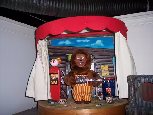 File:Mini Billy Bob (Animatronic) - Smitty's Super Service Station.avif
