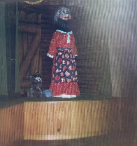 File:Bear Country Jubilee - Beatrice - Mama Granbags (1984).avif