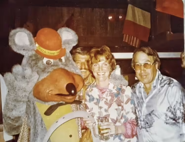 File:WinchesterGuests.avif