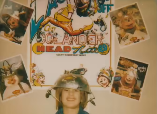 File:Crazy Colander Head Night (Event) (100).avif