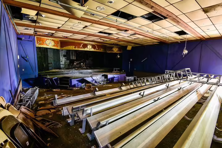 File:Bear Country Jubilee - BCJ Theater Abandoned.avif