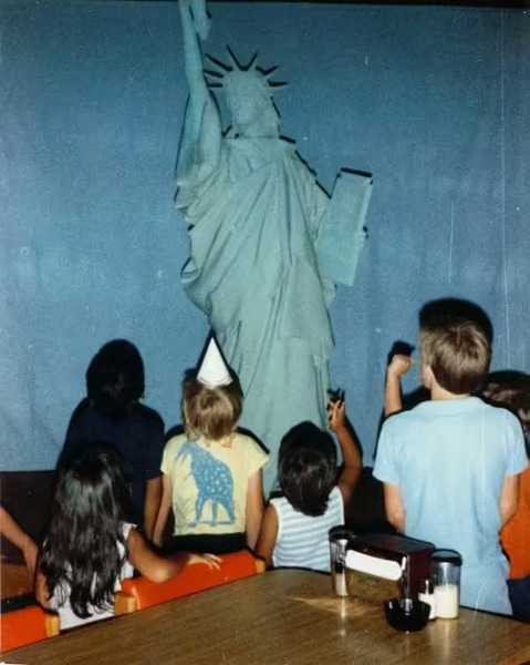 File:Statueshowbizpic.avif