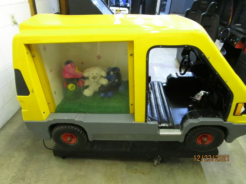 File:Chuck E. Cheese's Circus (2).avif