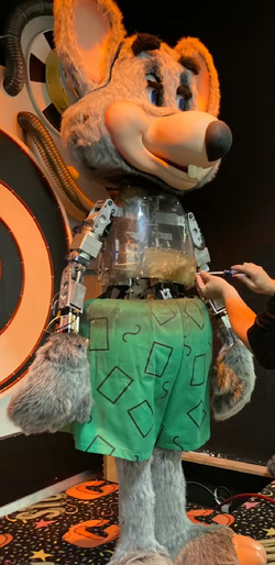 Chuck E. Cheese 32m (Animatronic) - Maintenance.avif