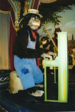 Hofmann Monkey Show - Hellendoorn Gorilla Pianist.avif