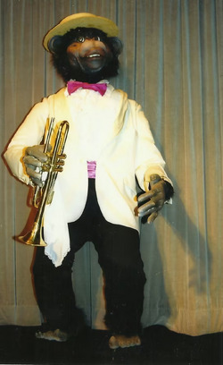 Hofmann Monkey Show - Hellendoorn Louis Armstrong Monkey.avif